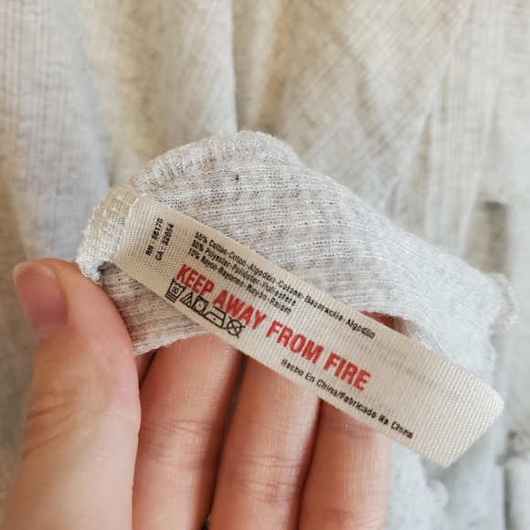 FREE PEOPLE BEACH Gray Long Ruffle Tiered Sleeve Oversized Knit Top sz M - Picture 5 of 7